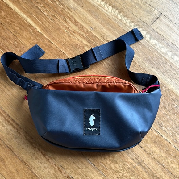 cotopaxi Handbags - NWOT Cotopaxi Coso 2L Hip Pack - Cada Día